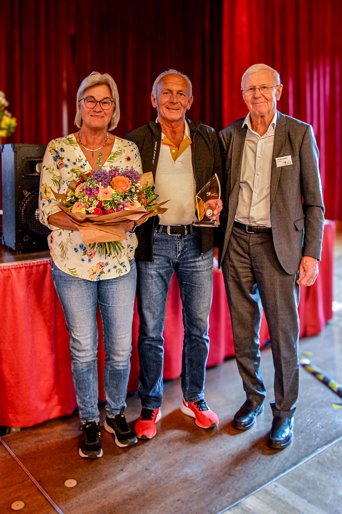 Elke und Horst Liedke mit dem Ehrenamtspreis neben Karl-Heinz Grethen